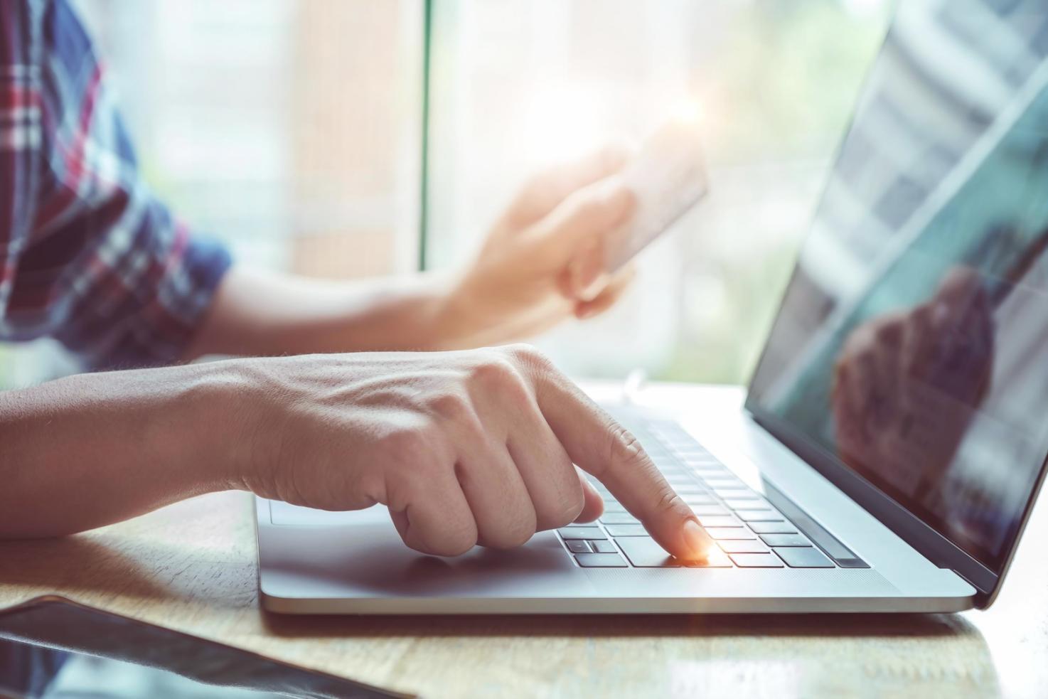 Praxisnahe SEO-Werkzeuge und Analysesoftware auf modernem Arbeitsplatz