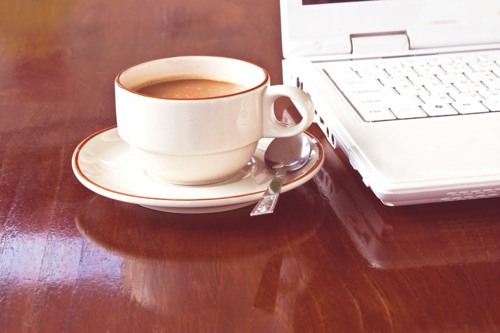 Teilnehmer arbeiten an technischen SEO-Analysen und Optimierungsstrategien am Computer